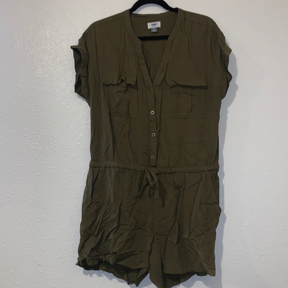 Army green romper. Old Navy size Large. True to size. I’m perfect condition